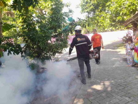 Cegah DBD, Polres Gresik Gelar Fogging Serentak