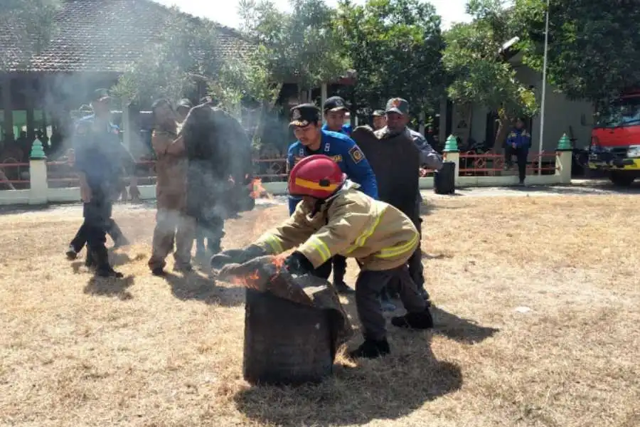 Damkar Kabupaten Madiun saat memberikan sosialisasi penanganan kebakaran pada masyarakat.