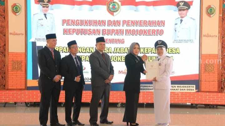  Bupati Mojokerto Ikfina Fahmawati menyerahkan SK perpanjangan masa jabatan di Pendopo GMT, Pemkab Mojokerto. [Foto : ist]