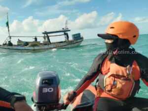 Kronologi Perahu Nelayan Sumenep Tenggelam, 5 Orang Terlempar ke Laut Upaya pencarian korban hilang dalam tabrakan perahu di Sumenep (Foto: Ist)