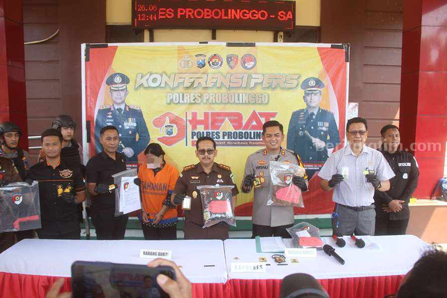 Satuan Reserse Kriminal (Satreskrim) Polres Probolinggo mengamankan seorang pegawai kejaksaan gadungan.