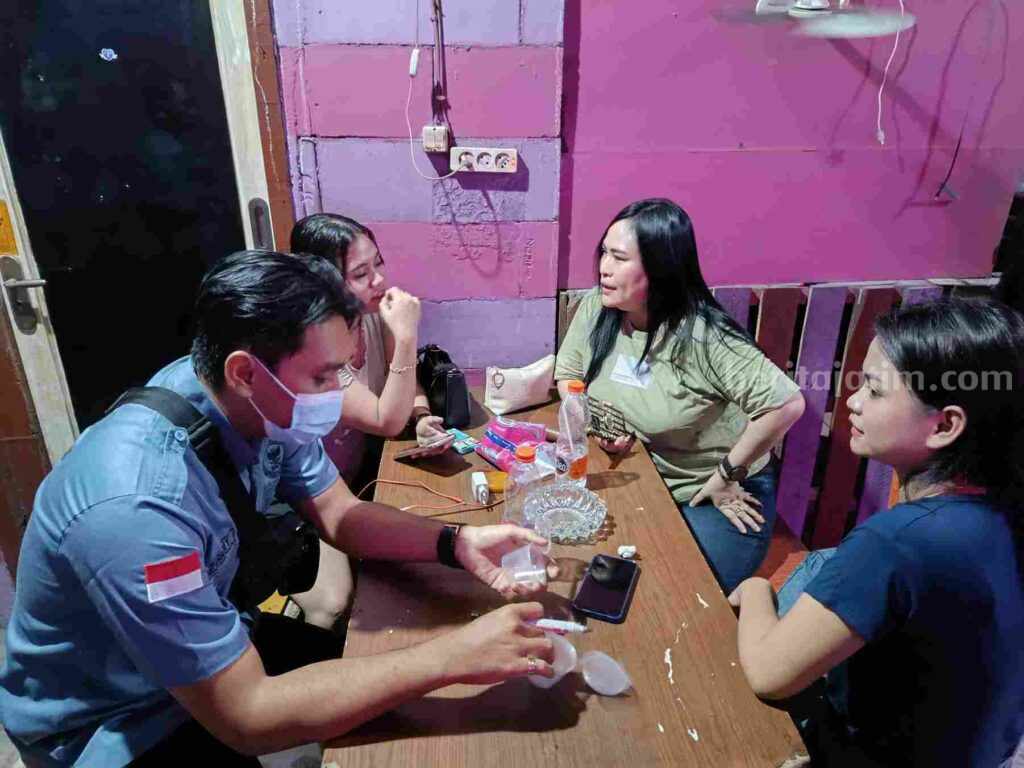 Pramusaji warkop saat dirazia oleh petugas satpol PP dan BNNK Gresik