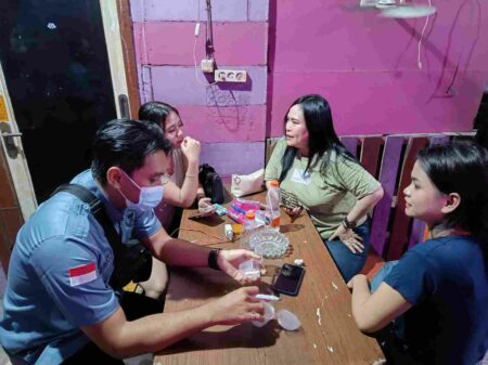Pramusaji Warkop Seksi Dirazia, Diminta Tes Urine Satpol PP dan BNNK Gresik Pramusaji warkop saat dirazia oleh petugas satpol PP dan BNNK Gresik