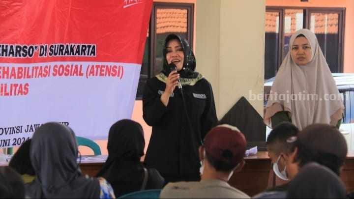 Bupati Mojokerto Ikfina Fahmawati saat menyerahkan bantuan Atensi kepada 42 penyandang disabilitas di Pendopo Kecamatan Gedeg, Kamis (27/6/2024). [Foto: Ist]