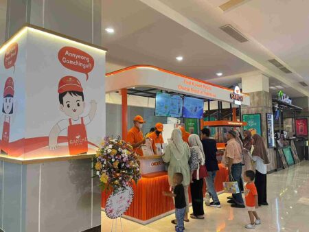 Makanan Kekinian Asal Korea Gamchi Hadir di Gresik Foto warga mengantre membeli makanan khas asal Korea gamchi.