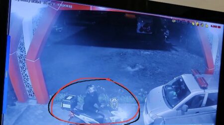 Pelaku terekam CCTV saat mencuri sepeda motor Honda Vario 125 nopol S 2837 NA di halaman Kantor PMI Kabupaten Mojokerto. [Foto : ist]