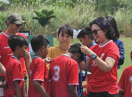 Freeport Indonesia Gelar Turnamen Usia Dini di Gresik Foto Vice President Corporate Communications PTFI Katri Krisnati mengalungkan medali kepada pemain usia dini.