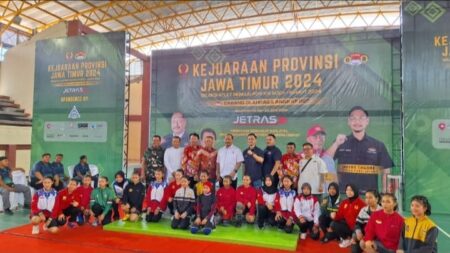 Ketua KONI Jatim, M Nabil saat membuka Kejurprov Angkat Besi Jawa Timur 2024 di GOR Seni Mojopahit, Kota Mojokerto. [Foto: Misti/beritajatim.com]