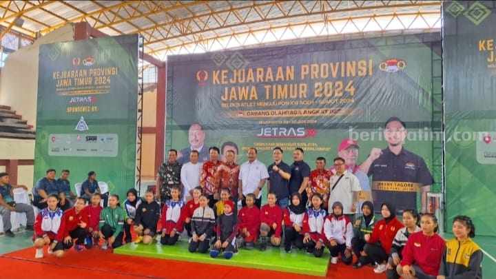 Ketua KONI Jatim, M Nabil saat membuka Kejurprov Angkat Besi Jawa Timur 2024 di GOR Seni Mojopahit, Kota Mojokerto. [Foto: Misti/beritajatim.com]