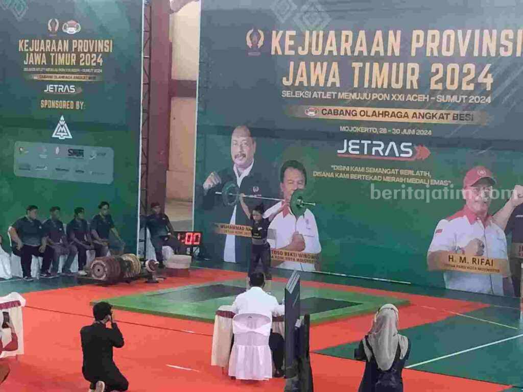 Salah satu atlet angkat besi putri Kota Mojokerto saat tampil di Kejurprov Angkat Besi Jawa Timur 2024 di GOR Seni Mojopahit Kota Mojokerto. [Foto ; Misti/beritajatim.com]
