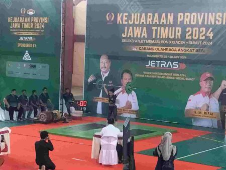 Salah satu atlet angkat besi putri Kota Mojokerto saat tampil di Kejurprov Angkat Besi Jawa Timur 2024 di GOR Seni Mojopahit Kota Mojokerto. [Foto ; Misti/beritajatim.com]