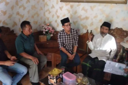 KPU Jatim mendatangi kediaman Gus Mamak di Madiun.