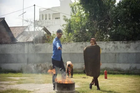 Pramuka STKIP PGRI Ponorogo Gelar Latgab Mitigasi Bencana Praktik memadamkan api dengan karung goni dalam latgab pramuka penegak di STKIP PGRI Ponorogo. (Foto/Istimewa)