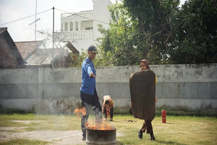 Praktik memadamkan api dengan karung goni dalam latgab pramuka penegak di STKIP PGRI Ponorogo. (Foto/Istimewa)