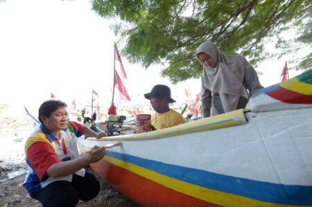 Ratusan kapal nelayan dihiasi dengan berbagai lukisan kreatif dan penuh warna.