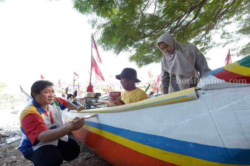 Ratusan kapal nelayan dihiasi dengan berbagai lukisan kreatif dan penuh warna.