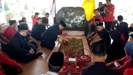 Menseskab Pramono Anung Ziarah ke Makam Bung Karno Blitar Blitar