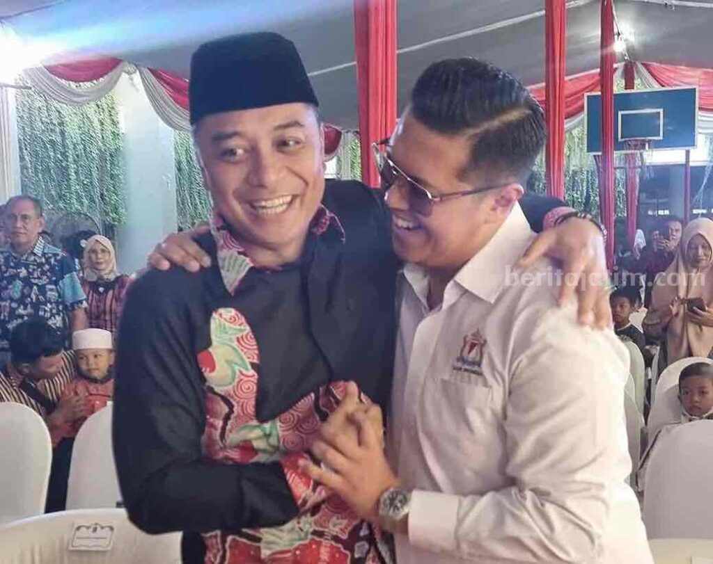 Wali Kota Surabaya Eri Cahyadi dan Hendy Setiono berpelukan saat menghadiri acara khitanan massal.