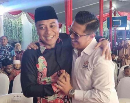 Wali Kota Surabaya Eri Cahyadi dan Hendy Setiono berpelukan saat menghadiri acara khitanan massal.