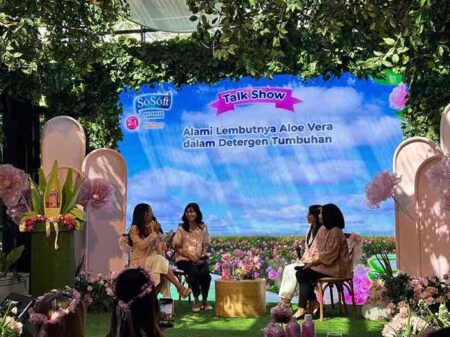 Talkshow di salah satu hotel di Surabaya dengan seorang momfluencer Rensia Sanvira.