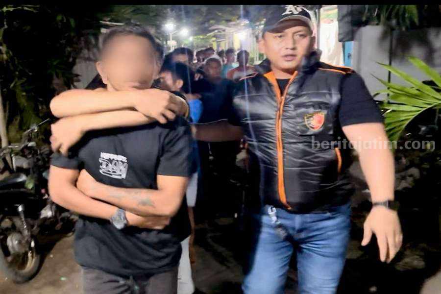 Ipda Aan Dwi Satrio Yudho saat mengamankan pemuda NTT yang menjadi sasaran amuk warga