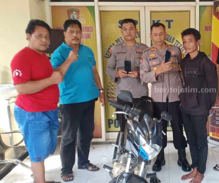 Pelaku penjambretan (kanan) saat diamankan polisi beserta barang bukti
