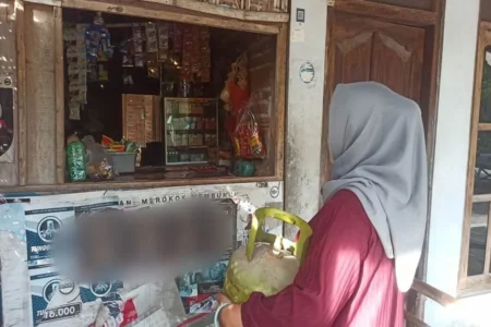 Ini Pemicu Gas Melon Langka di Sebagian Wilayah di Ponorogo Salah satu warga Desa Sukorejo Ponorogo sulit mendapatkan gas melon di warung langganannya karena stoknya yang kosong. (Foto/Endra Dwiono/Beritajatim.com)