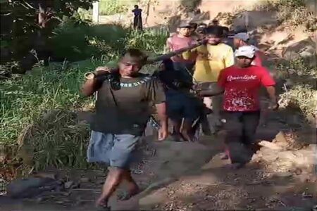 Ini Tanggapan Bupati Ponorogo Soal Video Viral Nenek Sakit Ditandu Warga Ramai-Ramai Tangkapan layar beberapa warga menandu nenek Boirah melewati akses jalan yang sulit. (Foto/Istimewa)