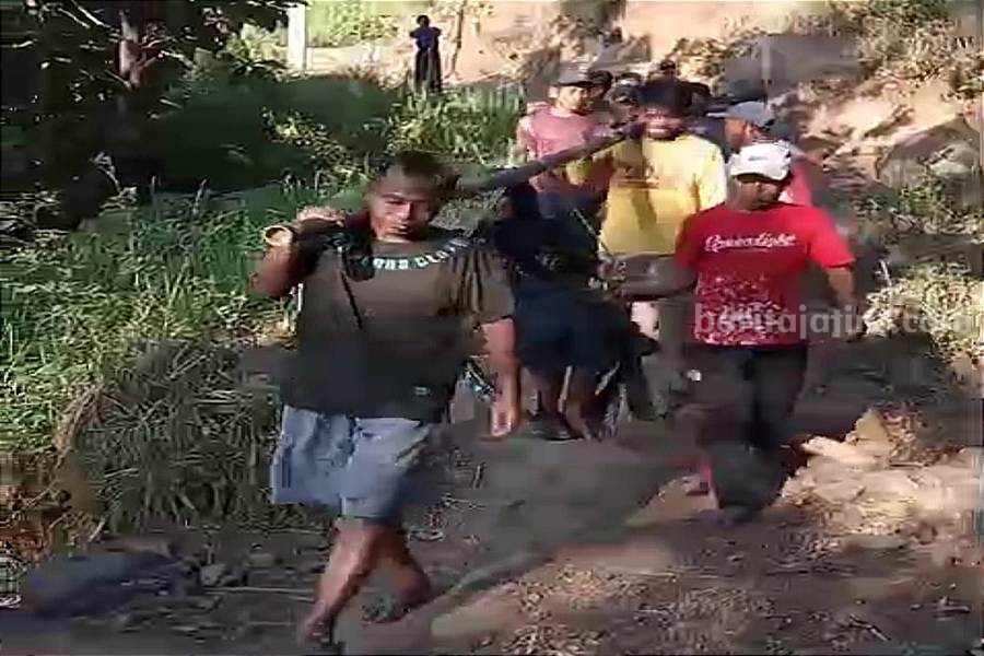 Tangkapan layar beberapa warga menandu nenek Boirah melewati akses jalan yang sulit. (Foto/Istimewa)