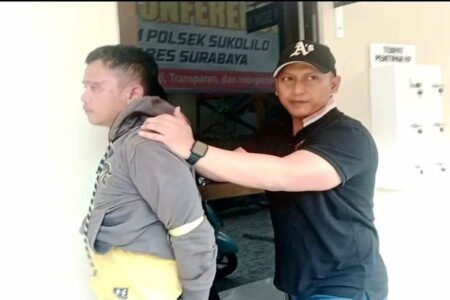 Kanit Reskrim Polsek Sukolilo, Ipda Aan Dwi Satrio Yudho saat mengkeler Hariyanto