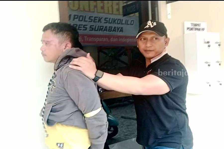 Kanit Reskrim Polsek Sukolilo, Ipda Aan Dwi Satrio Yudho saat mengkeler Hariyanto