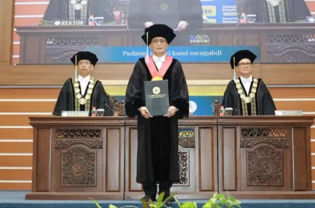Unair Sematkan Guru Besar Kehormatan Kepada Hakim Agung, Siapa Dia? Pengukuhan Guru Besar Kehormatan Prof (HCUA) Sunarto SH MM di Aula Garuda Mukti, Kampus C Unair, Senin (10/6/2024). (Istimewa)