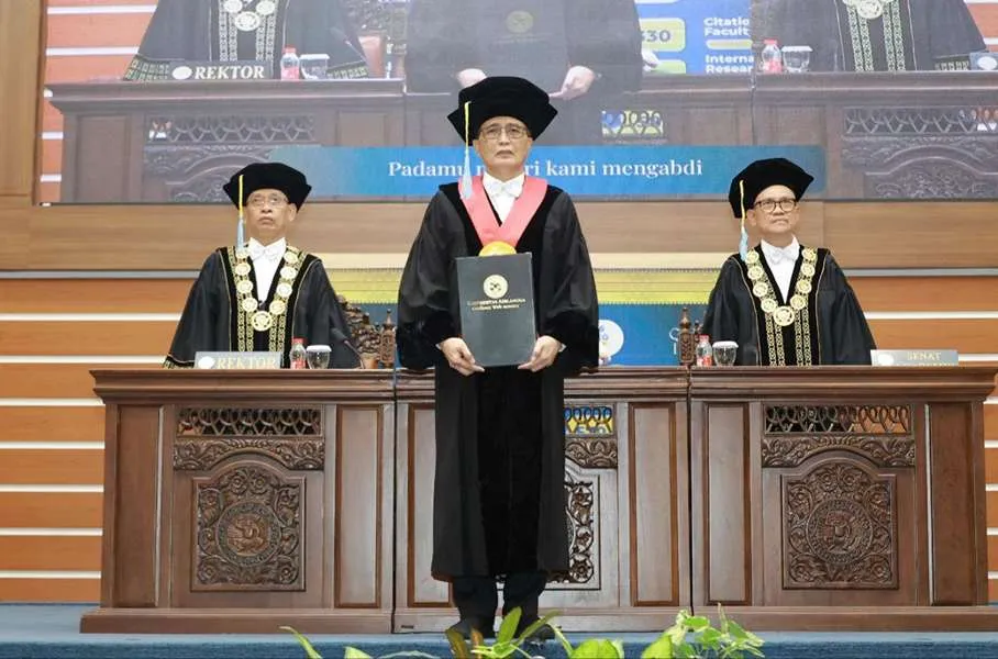 Pengukuhan Guru Besar Kehormatan Prof (HCUA) Sunarto SH MM di Aula Garuda Mukti, Kampus C Unair, Senin (10/6/2024). (Istimewa)