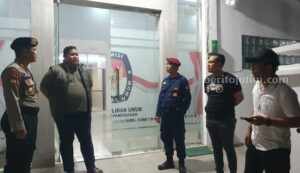 Kapolres Pamekasan Cek Objek Vital Pemilu Pasca Putusan MK Kapolres Pamekasan, AKBP Jazuli Dani Iriawan (dua dari kiri) saat mengecek Kantor KPU Pamekasan, di Jl Brawijaya, Senin (10/6/2024) malam