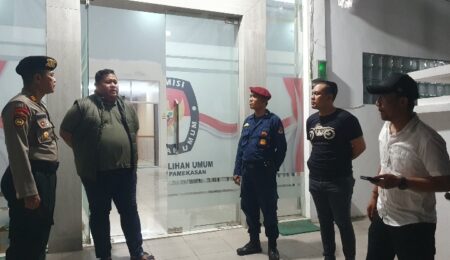Kapolres Pamekasan, AKBP Jazuli Dani Iriawan (dua dari kiri) saat mengecek Kantor KPU Pamekasan, di Jl Brawijaya, Senin (10/6/2024) malam