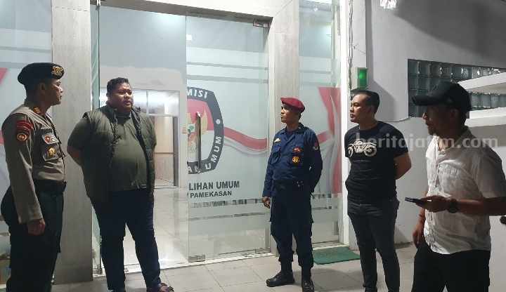 Kapolres Pamekasan, AKBP Jazuli Dani Iriawan (dua dari kiri) saat mengecek Kantor KPU Pamekasan, di Jl Brawijaya, Senin (10/6/2024) malam