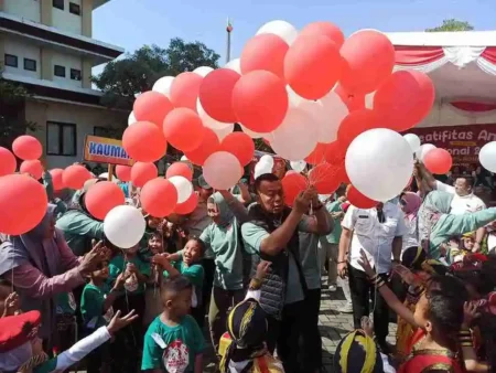 Bupati Ponorogo Sugiri Sancoko dan istri membagikan balon kepada anak-anak di halaman Gedung Terpadu.(foto/Endra Dwiono/Beritajatim.com)