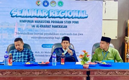 Ketua PGMNI Jatim, Moh Ali Muhsin (tengah) saat mengisi Seminar Regional yang digelar HMPS PGMI IAI Al-Khairat Pamekasan, Kamis (13/6/2024).