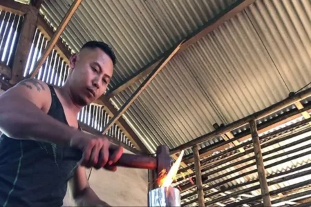 Pandai Besi di Ponorogo Kebanjiran Pesanan Jelang Penyembelihan Hewan Kurban foto beritajatim