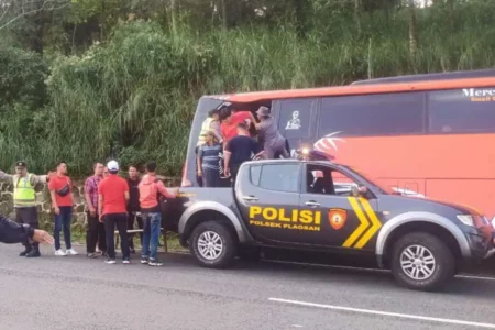 Bus Ditabrakkan ke Tebing di Magetan, Penumpang Keluar Lewat Jendela