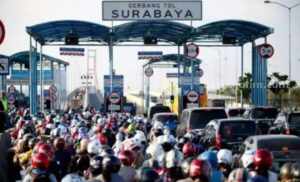 Toron, Tradisi Unik Penuh Makna Warga Madura Sambut Idul Adha Suasana mudik warga Madura menjelang Idul Adha, di akses Surabaya Jembatan Suramadu.