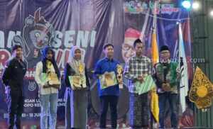 Mahasiswa IAI Al-Khairat Pamekasan Raih Prestasi Ajang Pekan Seni Madura Mahasiswa IAI Al-Khairat Pamekasan, Uswatun Hasanah (kerudung putih) menerima penghargaan juara 2 Lomba Vlog Se Madura, pada Pekan Seni Madura VIII UKM Sanggar Lentera STKIP PGRI Sumenep, Sabtu (15/6/2024).