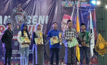 Mahasiswa IAI Al-Khairat Pamekasan Raih Prestasi Ajang Pekan Seni Madura Mahasiswa IAI Al-Khairat Pamekasan, Uswatun Hasanah (kerudung putih) menerima penghargaan juara 2 Lomba Vlog Se Madura, pada Pekan Seni Madura VIII UKM Sanggar Lentera STKIP PGRI Sumenep, Sabtu (15/6/2024).