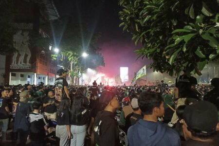 Ribuan Bonek Mania memadati depan Stadion Gelora 10 November, Senin (17/06/2024) malam.