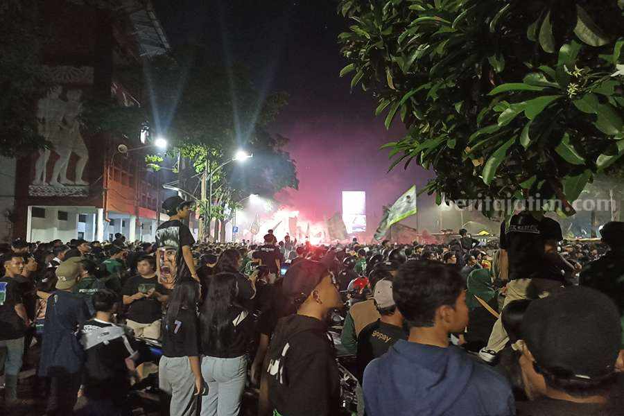 Ribuan Bonek Mania memadati depan Stadion Gelora 10 November, Senin (17/06/2024) malam.