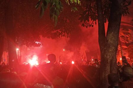 Suasana di depan Gelora 10 November saat malam perayaan Anniversary Persebaya ke 97