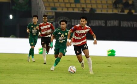 Malik Risaldi (depan) saat membela Madura United melawan Persebaya Surabaya, pada Liga 1 2023-2024. [Instagram/@malikrisaldi77]