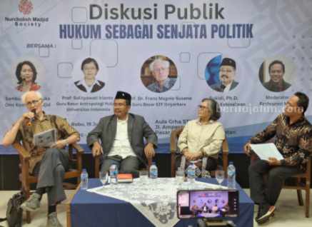 Romo Magnis: Cara Berpolitik Makin Jauh dari Semangat Reformasi Guru Besar Sekolah Tinggi Filsafat (STF) Driyarkara, Franz Magnis Suseno (kiri) saat diskusi publik bertajuk Hukum Sebagai Senjata Politik di Jakarta, Rabu (19/6/2024). (Hendra Brata)
