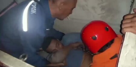 Pekerja Asal Surabaya Pingsan Diatas Papan Reklame Gresik, Mungkin Lelah? Foto petugas Damkarla dan Dishub Gresik mengangkat orang pingsan diatas papan reklame dengan menggunakan truk sky walker
