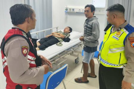 Bocah SMP jadi Korban Jambret di Sukolilo saat Naik Motor Bonceng Tiga Anggota Polsek Sukolilo menemani korban jambret di Nginden Semolo.